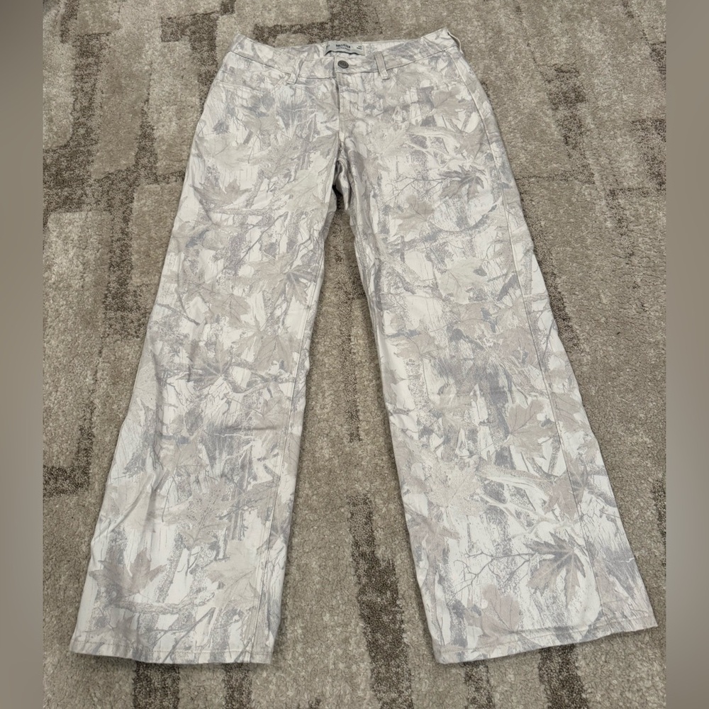 Hollister Wide Leg Pants in Light Gray Leaf Print